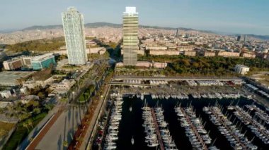 Hava görüntüsü. Barselona 'da. Mimarlık, binalar ve sokaklar. İspanya. 4K 'da video, UHD ProRes.