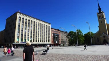 Yaşlı Tallinn. Mimarlık, eski evler, sokaklar ve mahalleler. 4K 'da video, UHD