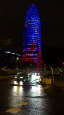 Barcelona 'daki Torre Agbar. İspanya. İyi geceler. 4K 'da video, UHD