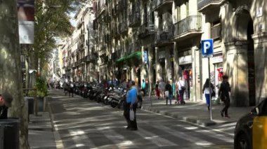 Rambla Caddesi. Barselona şehir merkezi. İspanya. 4K 'da video, UHD