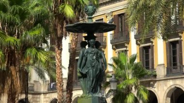 Barcelona 'da Üç Zarafet çeşmesi olan Kraliyet Meydanı. İspanya. 4K 'da video, UHD