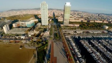 Hava görüntüsü. Barselona 'da. Mimarlık, binalar ve sokaklar. İspanya. 4K 'da video, UHD ProRes.