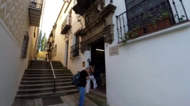 Barcelona 'da eski bir cadde. İspanya. 4K 'da video, UHD