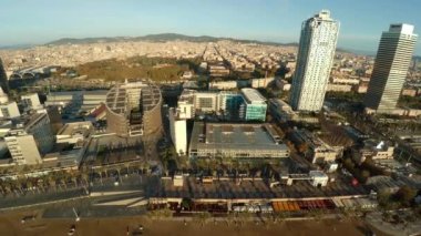 Hava görüntüsü. Barselona 'da. Mimarlık, binalar ve sokaklar. İspanya. 4K 'da video, UHD ProRes.
