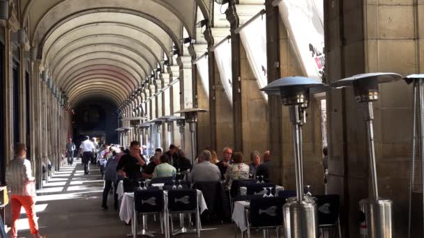 バルセロナ中心部の居心地の良いカフェ スペインだ Uhdでのビデオ — ストック動画