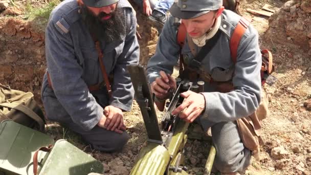 Los Soldados Inspeccionan Arma Antes Pelea Primera Guerra Mundial Primera — Vídeo de stock