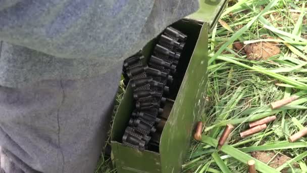 Soldaat Legt Machinegeweer Tape Een Lade Eerste Wereldoorlog Eerste Wereldoorlog — Stockvideo