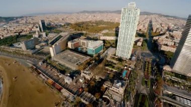 Hava görüntüsü. Barselona 'da. Mimarlık, binalar ve sokaklar. İspanya. 4K 'da video, UHD ProRes.