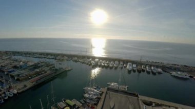 Hava görüntüsü. Barcelona açıklarında bir yat ve tekne. İspanya. 4K 'da video, UHD