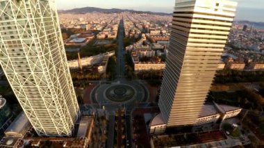 Hava görüntüsü. Barselona 'da. Mimarlık, binalar ve sokaklar. İspanya. 4K 'da video, UHD ProRes.