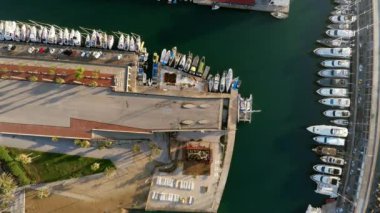 Hava görüntüsü. Barcelona açıklarında bir yat ve tekne. İspanya. 4K 'da video, UHD