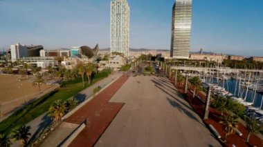 Hava görüntüsü. Barselona 'da. Mimarlık, binalar ve sokaklar. İspanya. 4K 'da video, UHD ProRes.