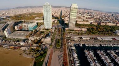 Hava görüntüsü. Barselona 'da. Mimarlık, binalar ve sokaklar. İspanya. 4K 'da video, UHD ProRes.