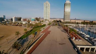 Hava görüntüsü. Barselona 'da. Mimarlık, binalar ve sokaklar. İspanya. 4K 'da video, UHD ProRes.