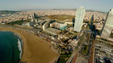 Hava görüntüsü. Barselona 'da. Mimarlık, binalar ve sokaklar. İspanya. 4K 'da video, UHD ProRes.
