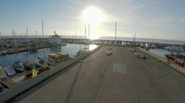 Hava görüntüsü. Barcelona açıklarında bir yat ve tekne. İspanya. 4K 'da video, UHD