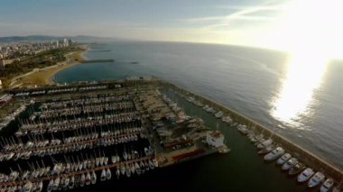 Hava görüntüsü. Barcelona açıklarında bir yat ve tekne. İspanya. 4K 'da video, UHD