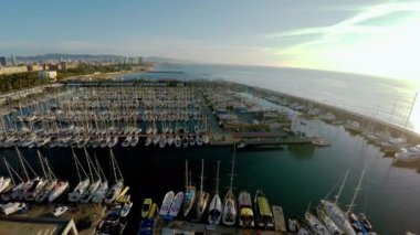 Hava görüntüsü. Barcelona açıklarında bir yat ve tekne. İspanya. 4K 'da video, UHD
