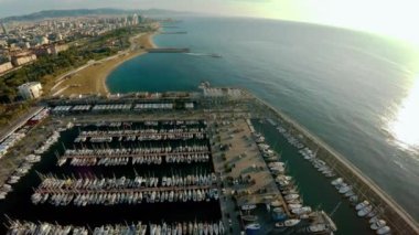 Hava görüntüsü. Barcelona açıklarında bir yat ve tekne. İspanya. 4K 'da video, UHD
