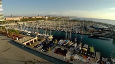 Hava görüntüsü. Barcelona açıklarında bir yat ve tekne. İspanya. 4K 'da video, UHD
