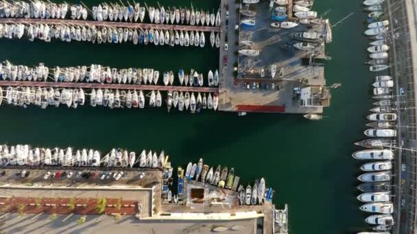 Luftaufnahme Liegeplatz Jacht Und Boote Vor Der Küste Von Barcelona — Stockvideo