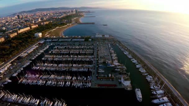 Vista Aérea Amarre Yate Barcos Frente Costa Barcelona España Video — Vídeos de Stock