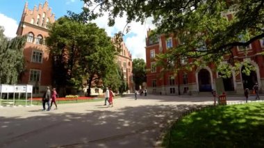 Collegium Novum. Krakow. Polonya. Mimarlık, eski evler, sokaklar ve mahalleler. 4K 'da video, UHD