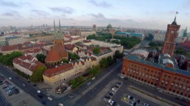 Hava görüntüsü. Aziz Niklas Kilisesi. Nikolaikirche. Berlin. Almanya. 4K 'da video, UHD