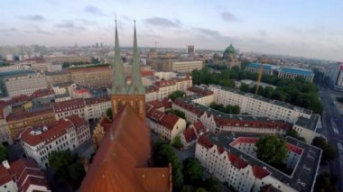 Hava görüntüsü. Aziz Niklas Kilisesi. Nikolaikirche. Berlin. Almanya. 4K 'da video, UHD