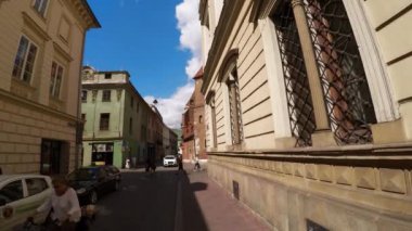 Krakow 'un antik sokaklarında yürüyorum. Polonya. 4K 'da video, UHD