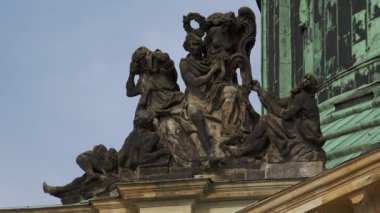 Parktaki eski güzel heykel. Potsdam. Almanya. 4K 'da video, UHD