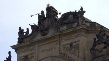 Parktaki eski güzel heykel. Potsdam. Almanya. 4K 'da video, UHD