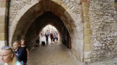 St. Florian Kapısı ya da Florian Kapısı. Krakow, Polonya. 4K 'da video, UHD