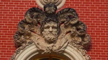 Güzel bir sıva, eski bir sarayın ön cephesinde büyük bir rahatlama. Potsdam, Almanya.