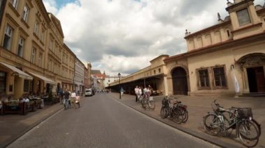 Krakow 'un antik sokaklarında yürüyorum. Polonya. 4K 'da video, UHD