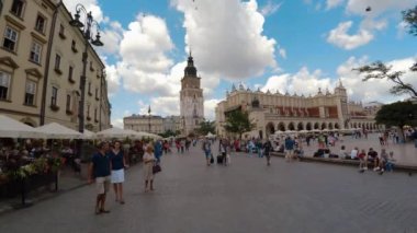 Krakow 'daki Belediye Binası Kulesi. Polonya. 4K 'da video, UHD