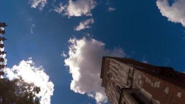 Krakow 'daki Belediye Binası Kulesi. Polonya. 4K 'da video, UHD