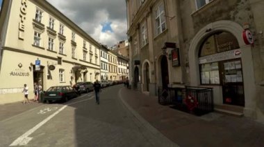 Krakow 'un antik sokaklarında yürüyorum. Polonya. 4K 'da video, UHD