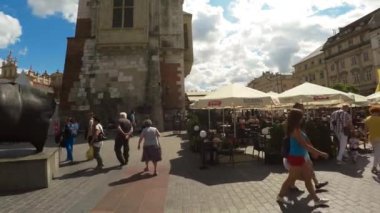 Market Meydanı 'ndaki baş heykel Eros Bendato Polonyalı sanatçı Igor Mitoraj tarafından Krakow' da yapıldı. 4K 'da video, UHD