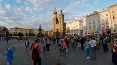 Krakow 'daki Pazar Meydanı. Eski şehir. Polonya. 4K 'da video, UHD