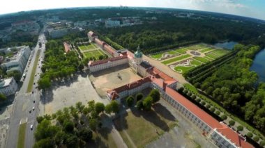 Hava görüntüsü. Charlottenburg Sarayı. Schloss Charlottenburg. Berlin. Almanya. 4K 'da video, UHD