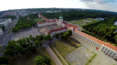 Hava görüntüsü. Charlottenburg Sarayı. Schloss Charlottenburg. Berlin. Almanya. 4K 'da video, UHD