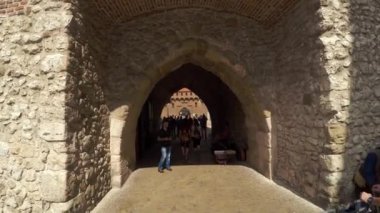 St. Florian Kapısı ya da Florian Kapısı. Krakow, Polonya. 4K 'da video, UHD