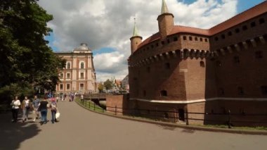 Krakow 'daki Barbika Kadim Kulesi. Polonya. 4K 'da video, UHD