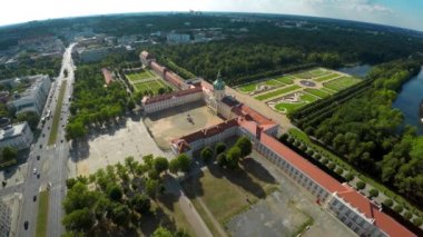Hava görüntüsü. Charlottenburg Sarayı. Schloss Charlottenburg. Berlin. Almanya. 4K 'da video, UHD