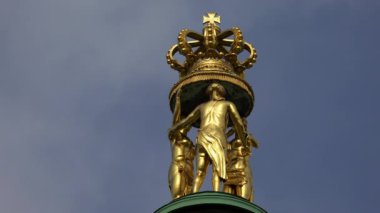 Parktaki eski güzel heykel. Potsdam. Almanya. 4K 'da video, UHD