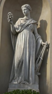 Parktaki eski güzel heykel. Potsdam. Almanya. 4K 'da video, UHD