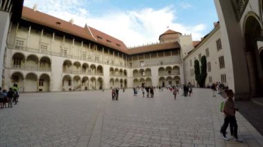 Wawel Katedrali, Krakow 'daki Wawel Hill, bizim avlu, geçit alanı. Polonya. 4K 'da video, UHD