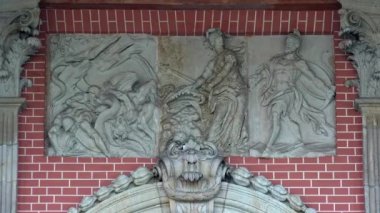 Güzel bir sıva, eski bir sarayın ön cephesinde büyük bir rahatlama. Potsdam, Almanya.