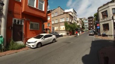 İSTANBUL, TURKEY - YAZ 2017: İstanbul 'un merkezinde eski dar bir cadde. Eski kasaba. Mimarlık, eski evler, sokaklar ve mahalleler. Hindi. 4K 'da video, UHD